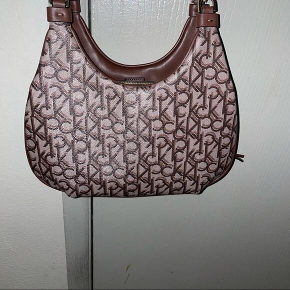 👜 Calvin Klein Monogram Chain Strap Hobo Bag - Picture 10 of 12